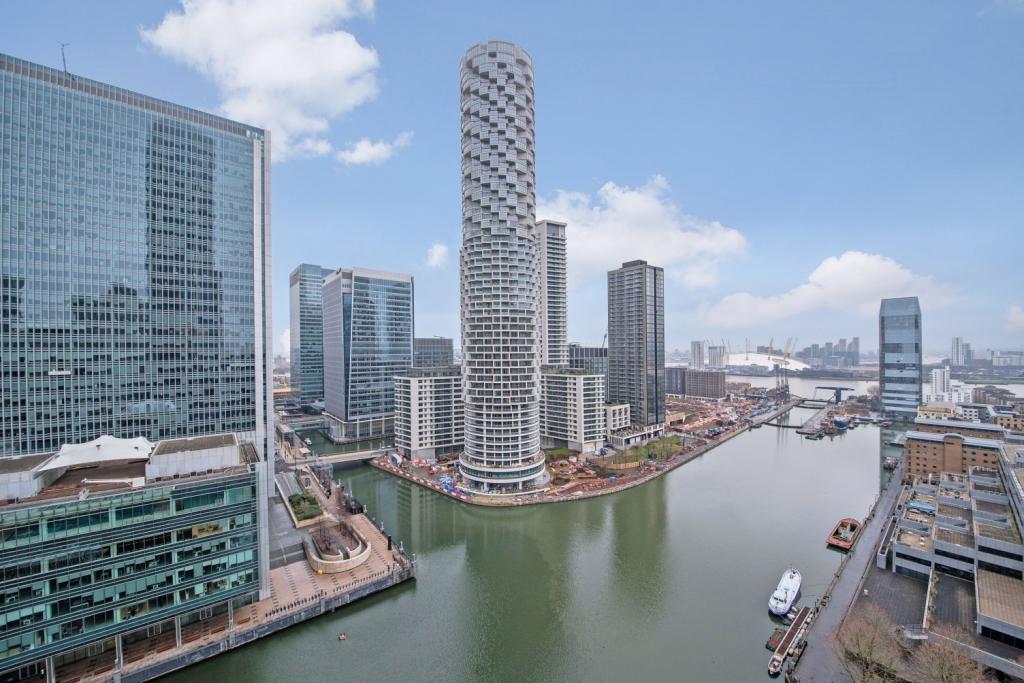 Hampton Tower – 2 Bedroom Apartment for Sale – £880,000 – Canary Wharf, London E14