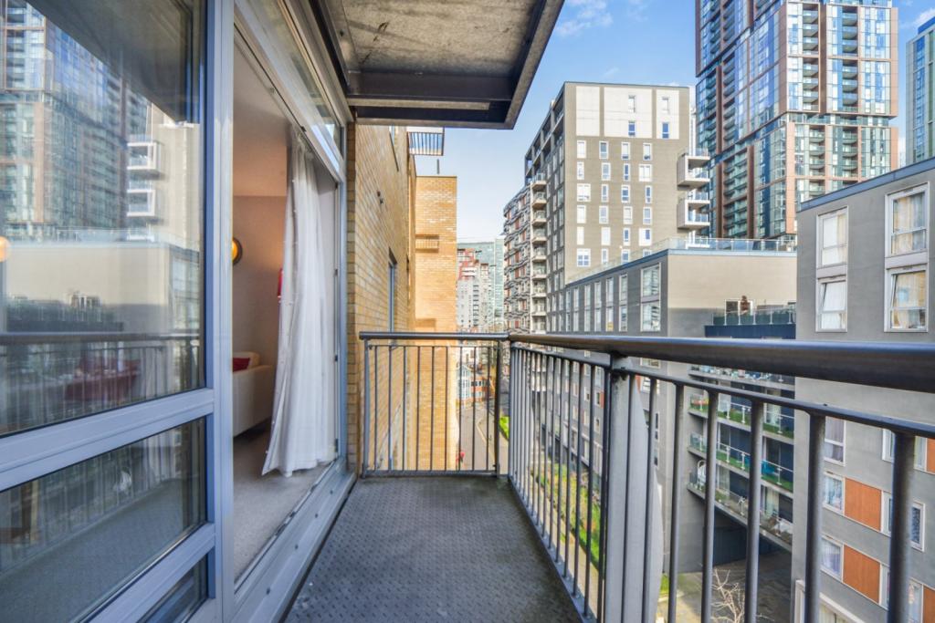 Canary Central – 1 Bedroom Apartment for Sale – £345,000 – Canary Wharf, London E14