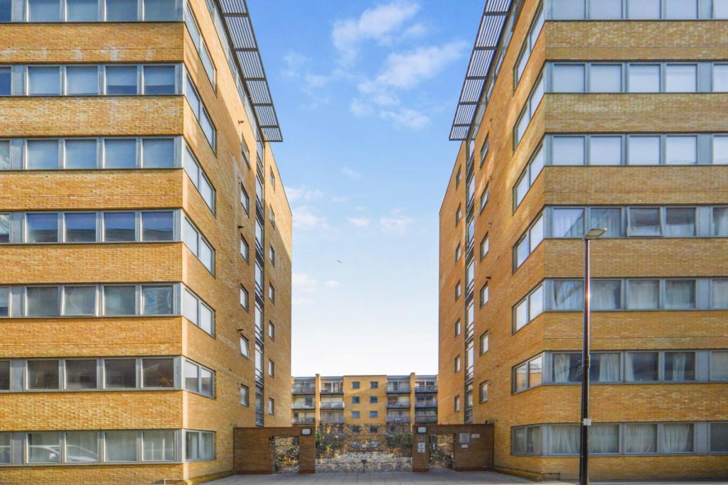 Canary Central – 1 Bedroom Apartment for Sale – £345,000 – Canary Wharf, London E14