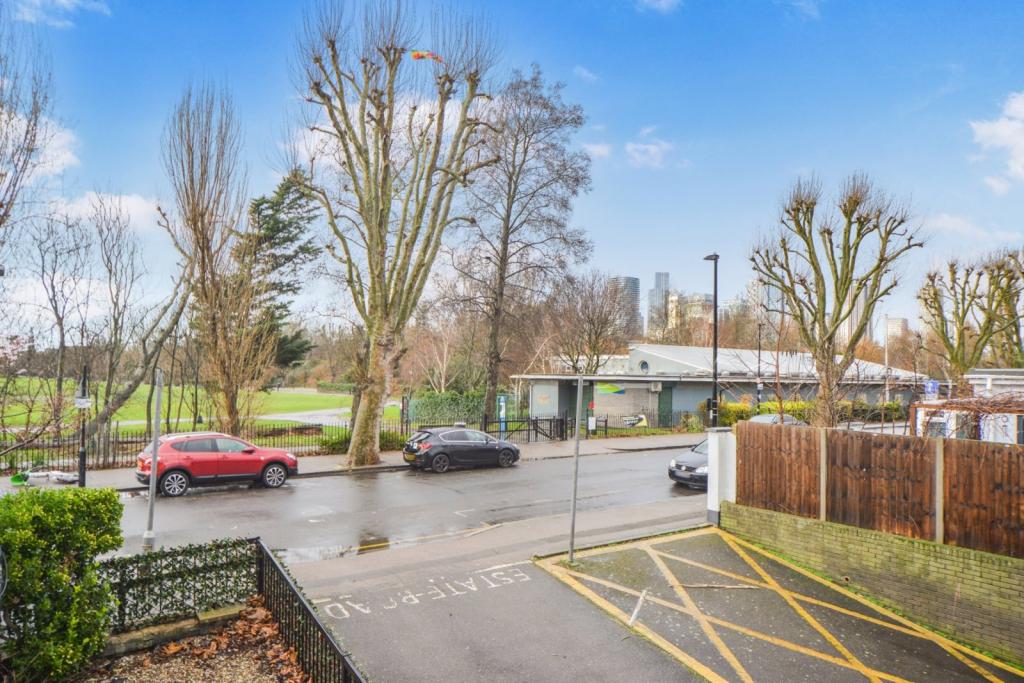 Glengarnock Avenue – 3 Bedroom Apartment for Sale – £400,000 – Isle of Dogs, London E14