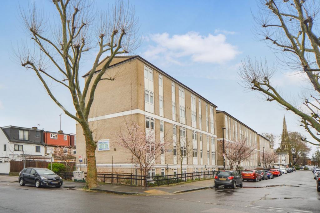 Glengarnock Avenue – 3 Bedroom Apartment for Sale – £400,000 – Isle of Dogs, London E14