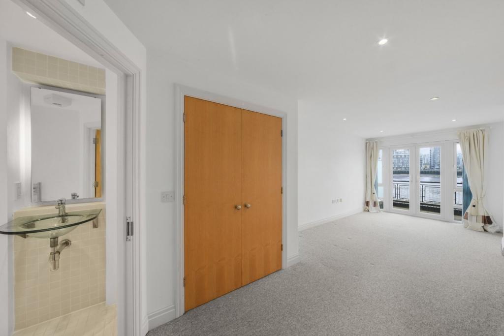 St Davids Square – 2 Bedroom Apartment for Sale – £550,000 – Isle of Dogs, London E14