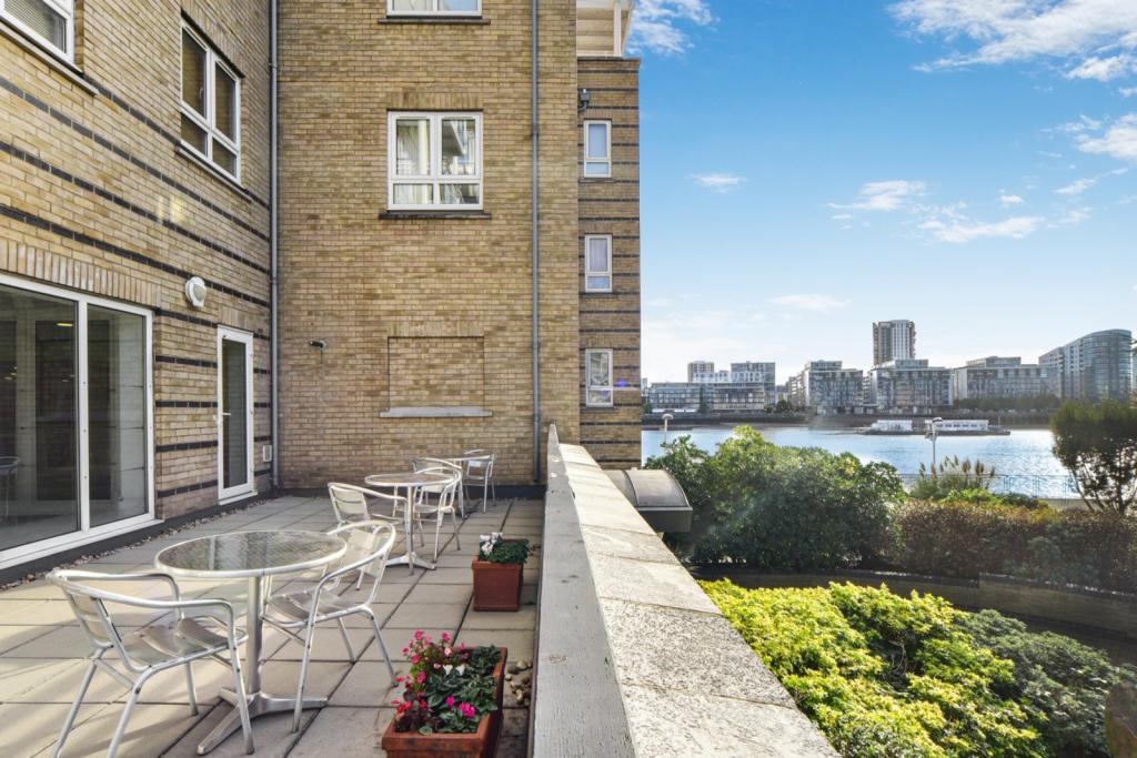 St Davids Square – 2 Bedroom Apartment for Sale – £550,000 – Isle of Dogs, London E14