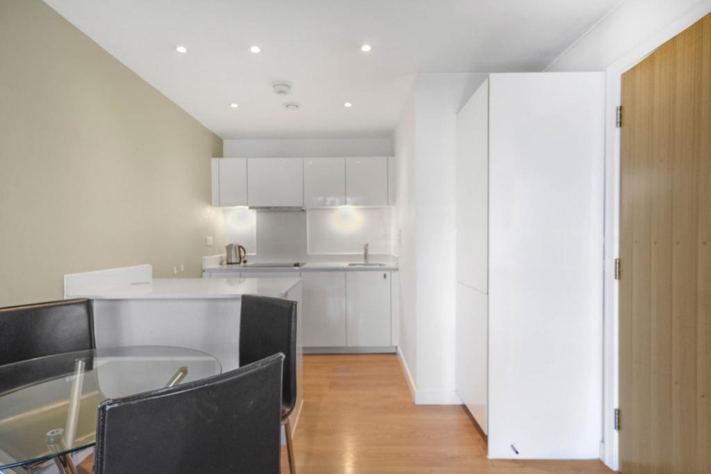 Ceram Court – 1 Bedroom Apartment for Sale – £285,000 – Bow, London E3