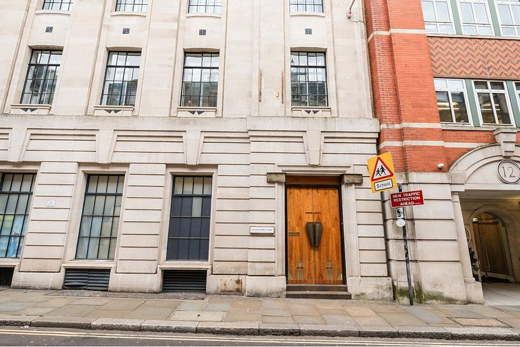 131 Aldersgate St, City of London – Retail Storefront for Lease – £55,000 per annum