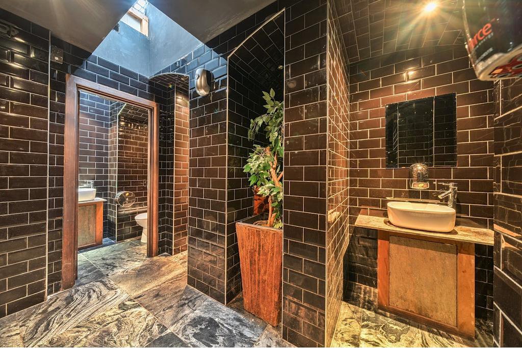 131 Aldersgate St, City of London – Retail Storefront for Lease – £55,000 per annum