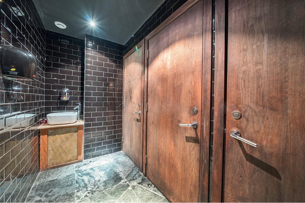 131 Aldersgate St, City of London – Retail Storefront for Lease – £55,000 per annum