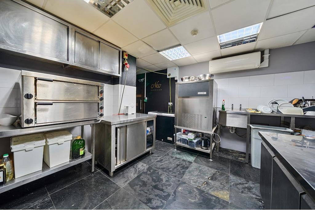 131 Aldersgate St, City of London – Retail Storefront for Lease – £55,000 per annum