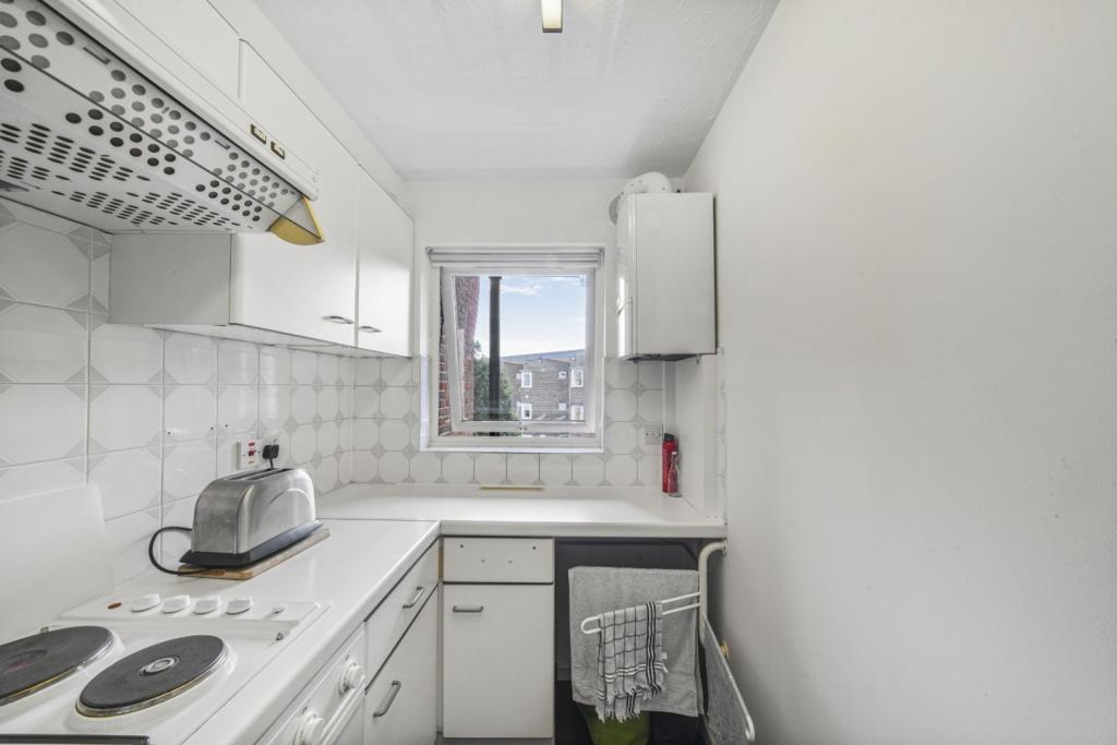 For Sale – Horseshoe Close, Isle of Dogs, London, E14 – One Bedroom Apartment – £300,000