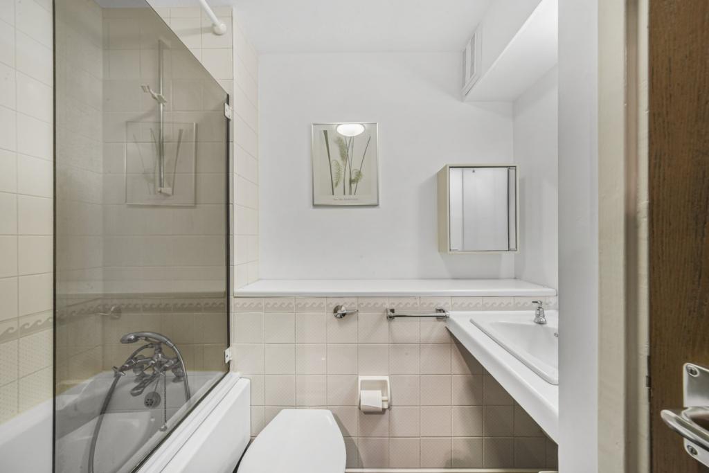 For Sale – Horseshoe Close, Isle of Dogs, London, E14 – One Bedroom Apartment – £300,000