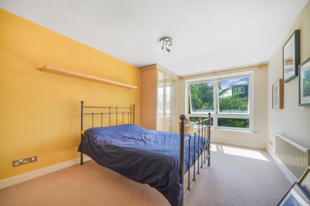 For Sale – Newport Avenue, Virginia Quay, London, E14 – Two Bedroom Apartment – £435,000