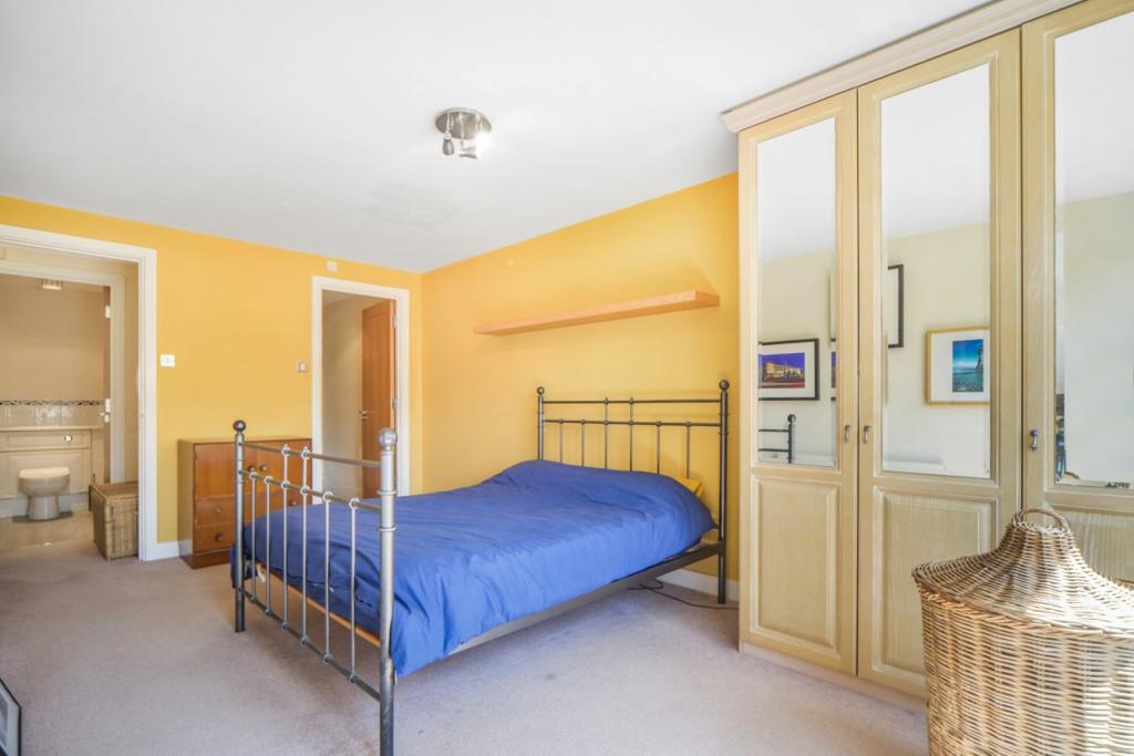 For Sale – Newport Avenue, Virginia Quay, London, E14 – Two Bedroom Apartment – £435,000