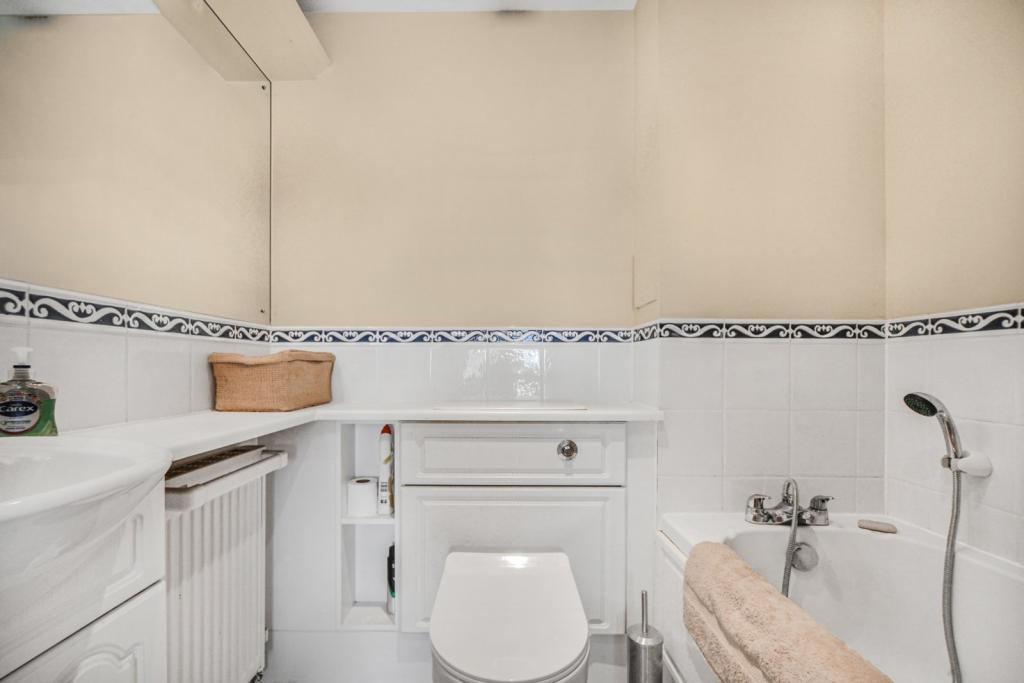 For Sale – Newport Avenue, Virginia Quay, London, E14 – Two Bedroom Apartment – £435,000