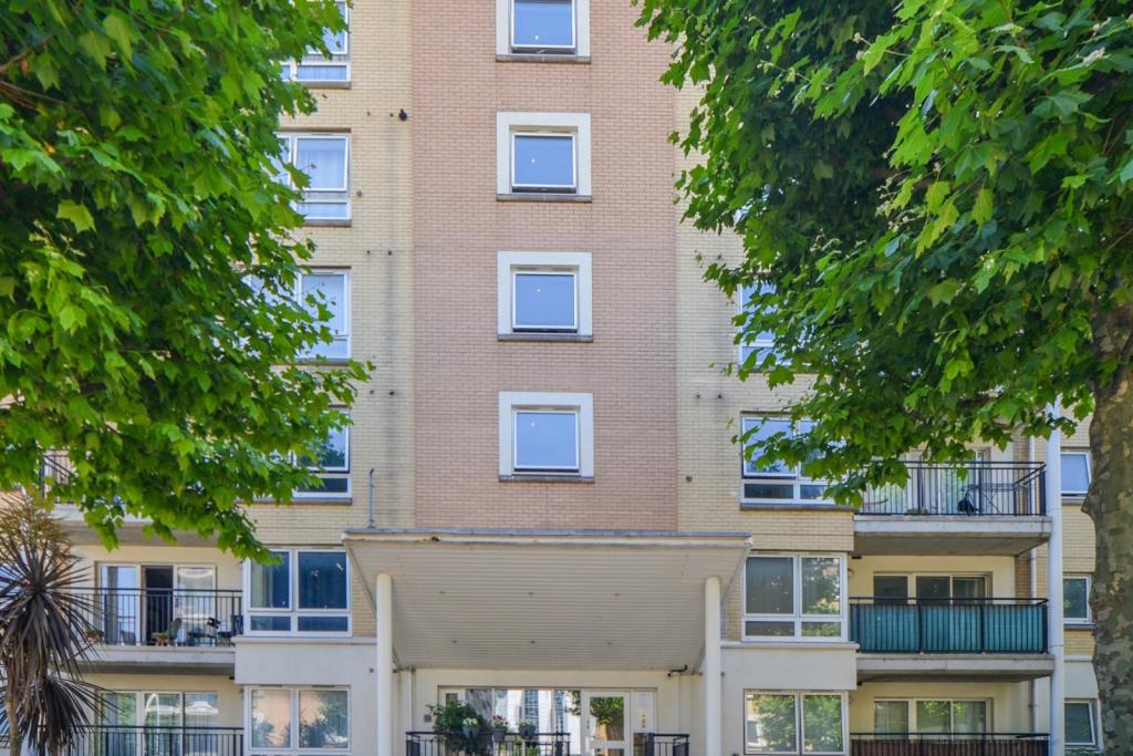 For Sale – Newport Avenue, Virginia Quay, London, E14 – Two Bedroom Apartment – £435,000