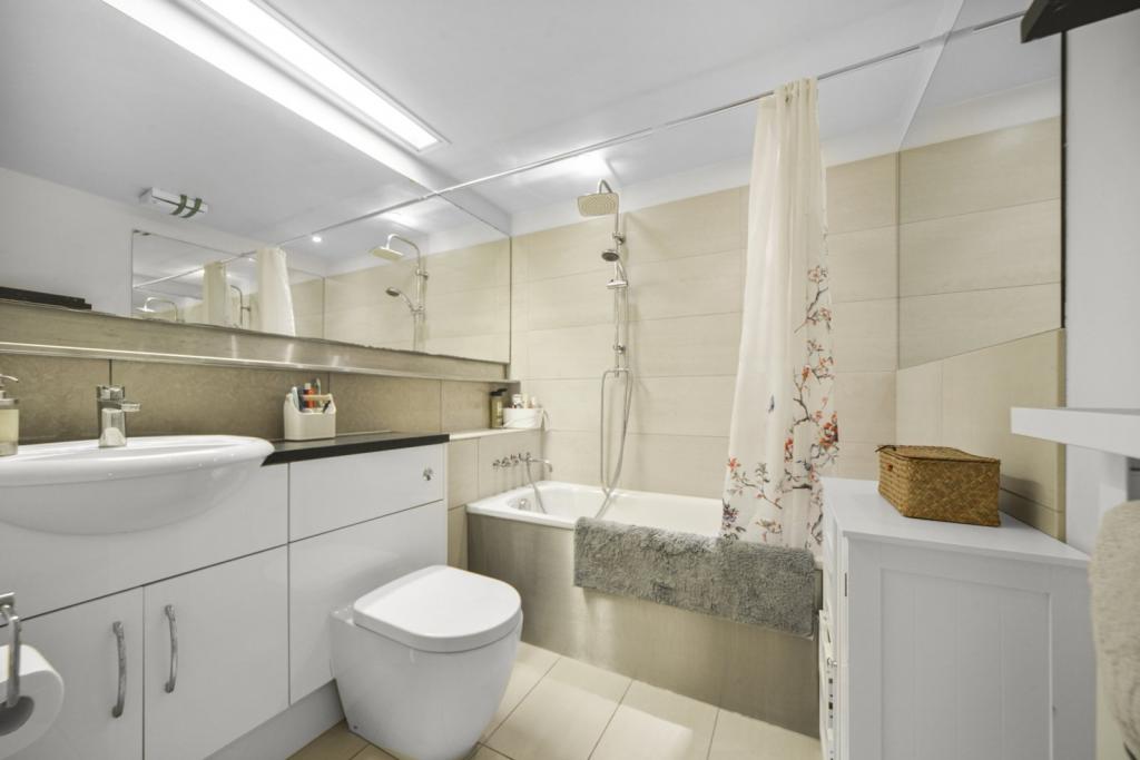 Seacon Tower, Hutchings Street, Canary Wharf, London, E14 £515,000 Asking Price