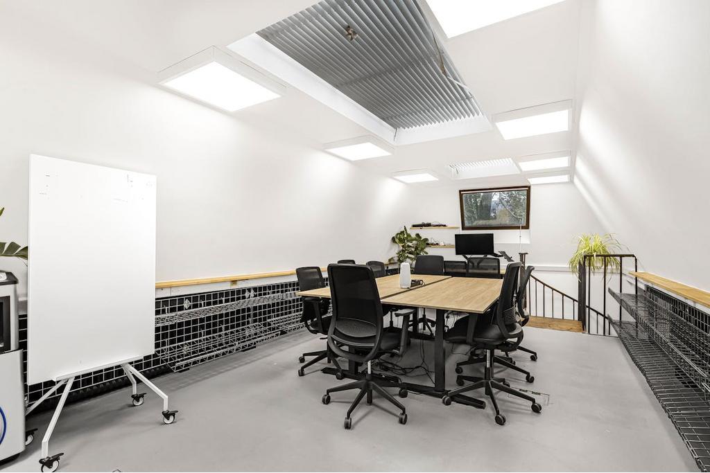 26 Britton St, Farringdon, London EC1M 5NQ For Lease – Office Space