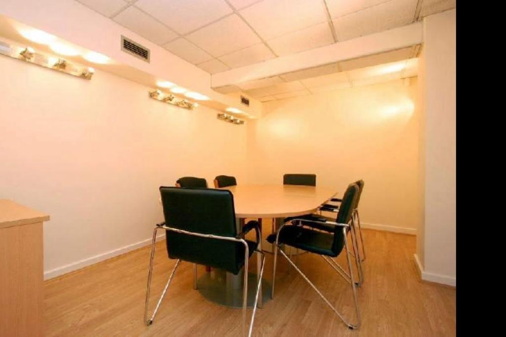 107 Charterhouse St Office – City Fringe Submarket – London EC1M 6HW For Lease – Office Space