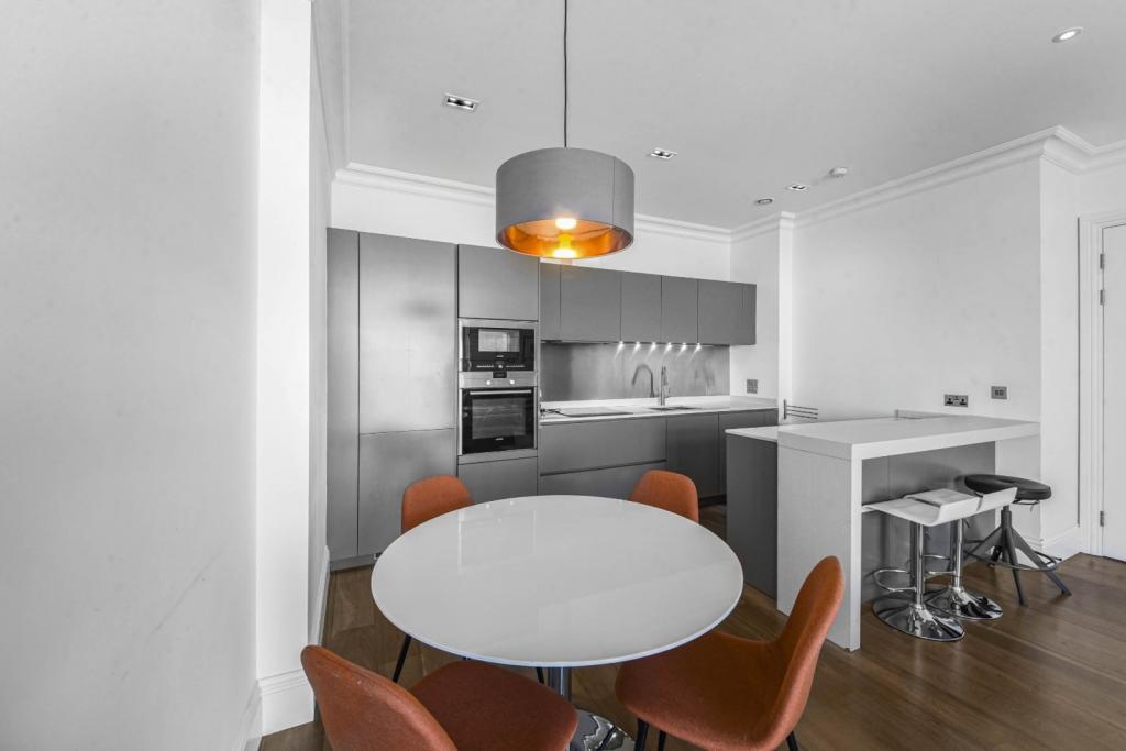 Sterling Mansions – 2-Bedroom Apartment for Sale – Aldgate, London, E1