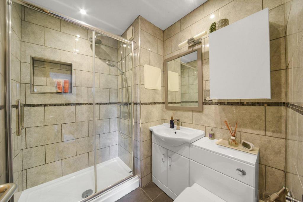 Berglen Court – 2-Bedroom Apartment for Sale – Limehouse, London, E14