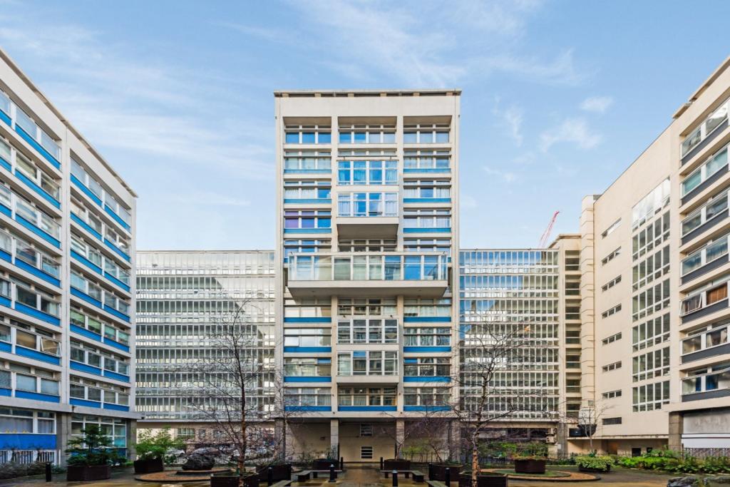 Studio Apartment for Sale – Newington Causeway, London, SE1 – £250,000 Guide Price