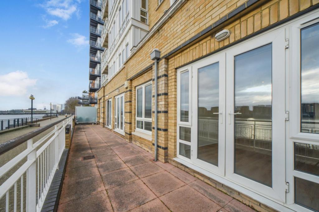 £720,000 Offers in Excess Of – St Davids Square, Isle Of Dogs, London, E14