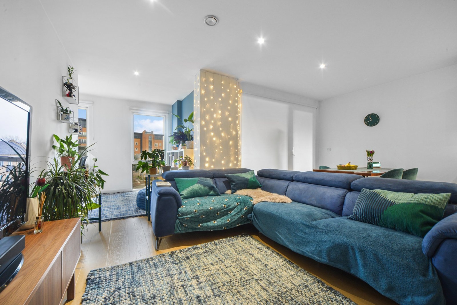 Westferry Road, Isle Of Dogs, London, E14 – 3 Bedroom Apartment for Sale – £575,000