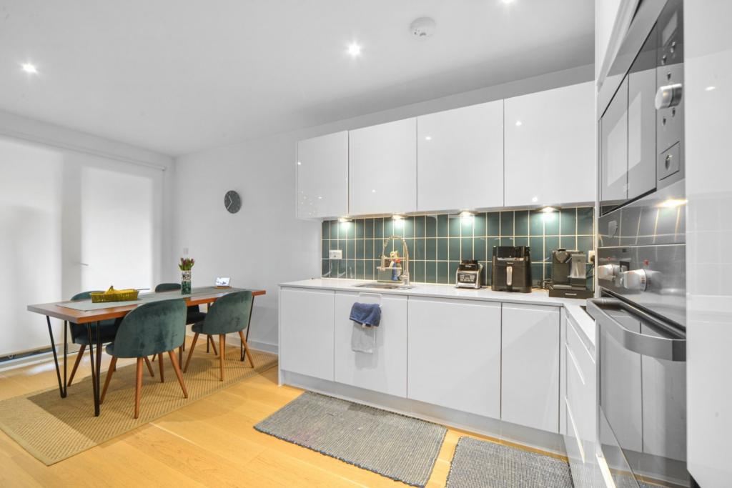 Westferry Road, Isle Of Dogs, London, E14 – 3 Bedroom Apartment for Sale – £575,000