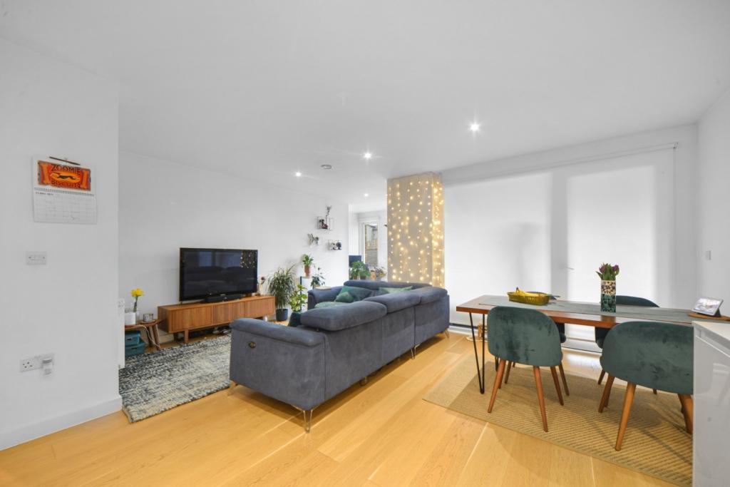 Westferry Road, Isle Of Dogs, London, E14 – 3 Bedroom Apartment for Sale – £575,000