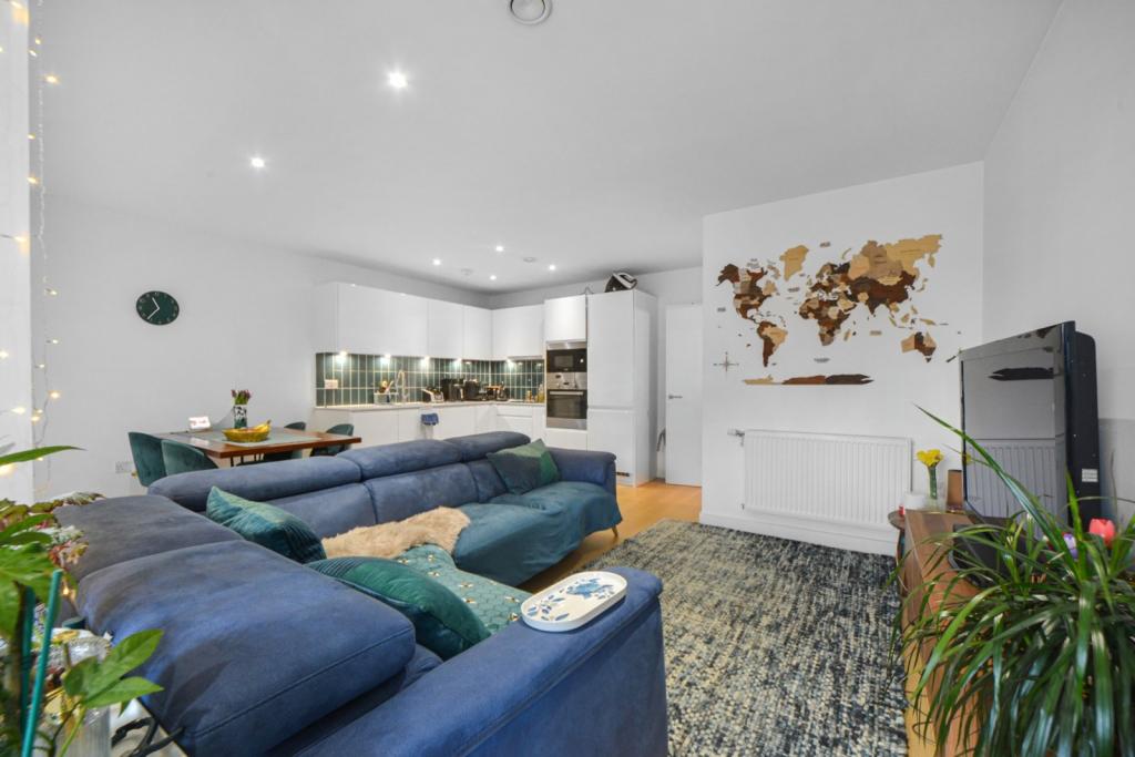 Westferry Road, Isle Of Dogs, London, E14 – 3 Bedroom Apartment for Sale – £575,000