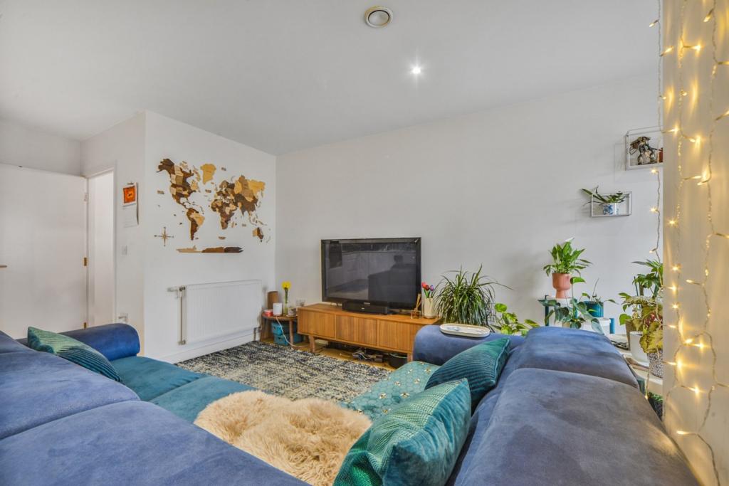 Westferry Road, Isle Of Dogs, London, E14 – 3 Bedroom Apartment for Sale – £575,000