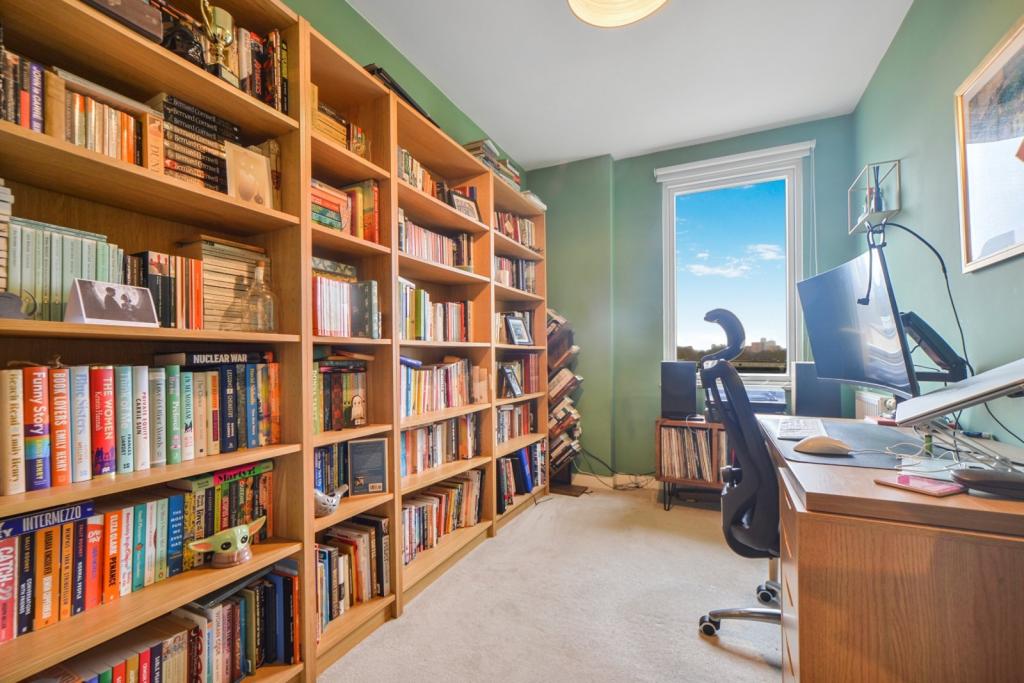 Westferry Road, Isle Of Dogs, London, E14 – 3 Bedroom Apartment for Sale – £575,000