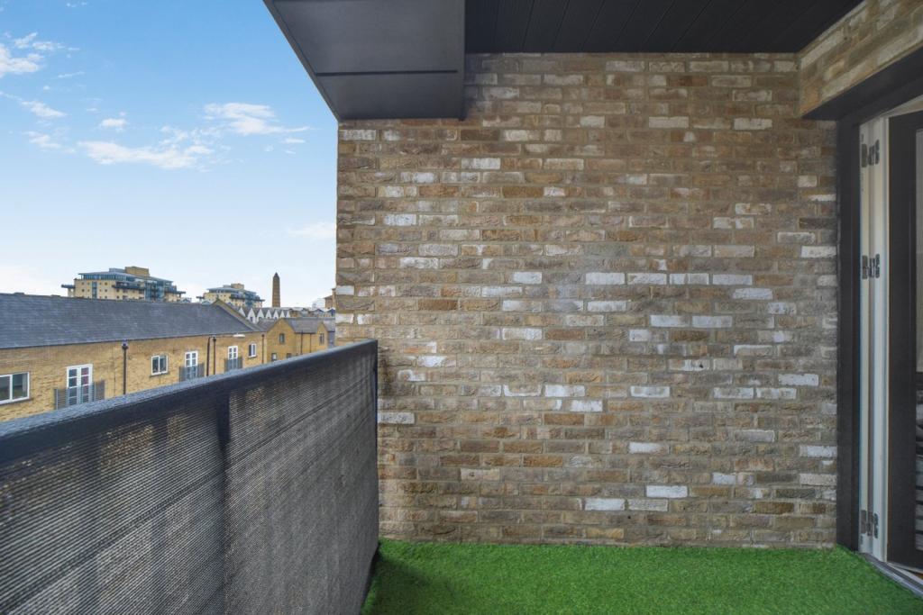 Westferry Road, Isle Of Dogs, London, E14 – 3 Bedroom Apartment for Sale – £575,000