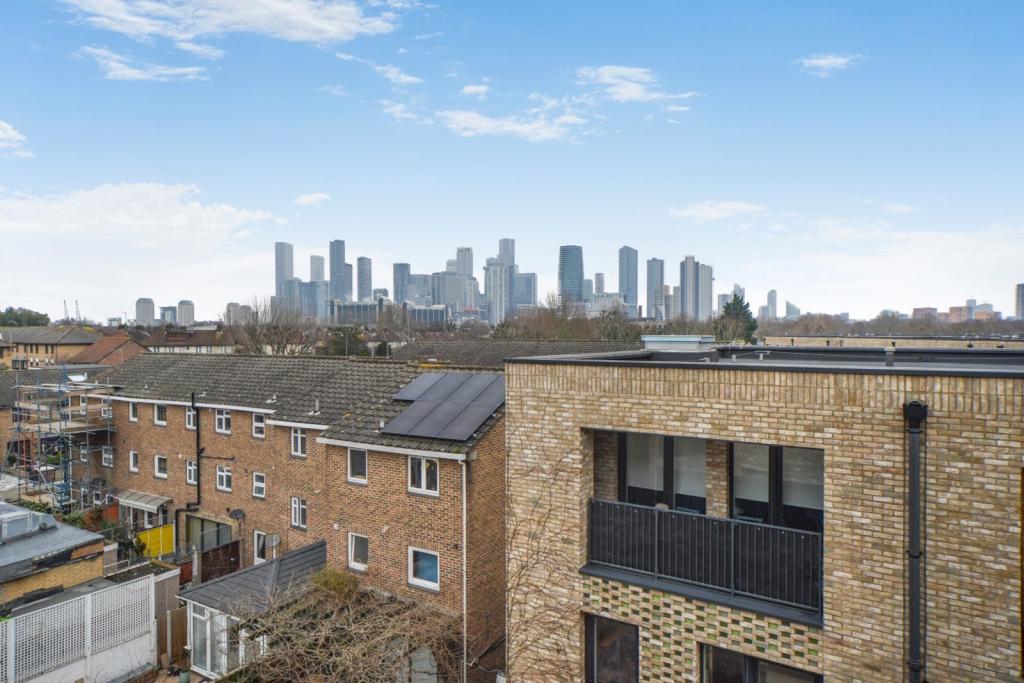 Westferry Road, Isle Of Dogs, London, E14 – 3 Bedroom Apartment for Sale – £575,000