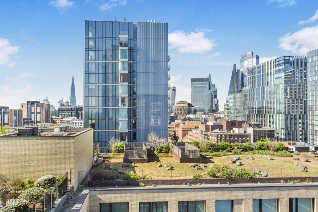 Kingwood House, Goodmans Fields, Chaucer Gardens, Aldgate, London, E1 –2 Bedroom Apartment for Sale