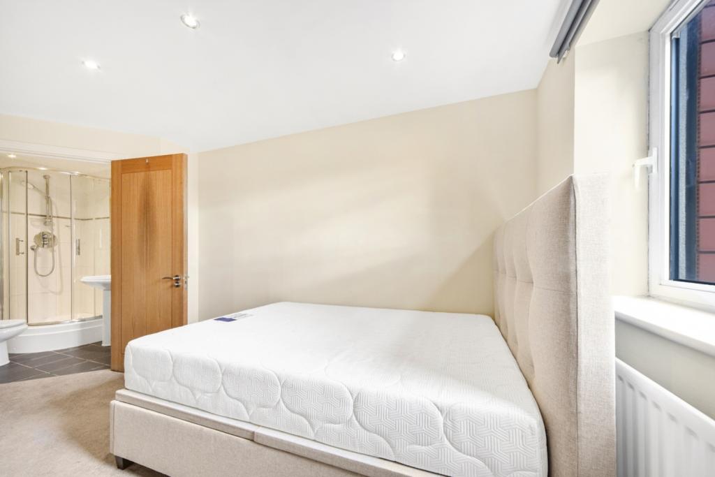 Wards Wharf Approach, Royal Docks, London, E16 – 3 Bedroom Apartment for Sale – £480,000