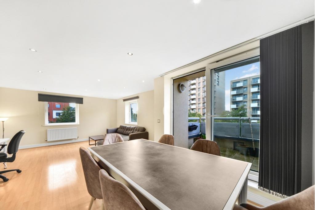 Wards Wharf Approach, Royal Docks, London, E16 – 3 Bedroom Apartment for Sale – £480,000