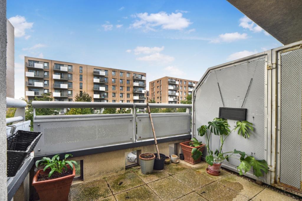 Wards Wharf Approach, Royal Docks, London, E16 – 3 Bedroom Apartment for Sale – £480,000