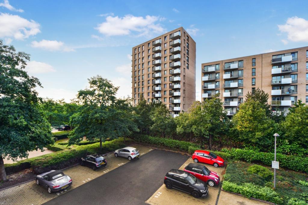 Wards Wharf Approach, Royal Docks, London, E16 – 3 Bedroom Apartment for Sale – £480,000