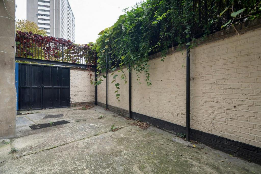 49A Skinner St – Retail/Residential for Sale – Clerkenwell, London EC1R 0HR