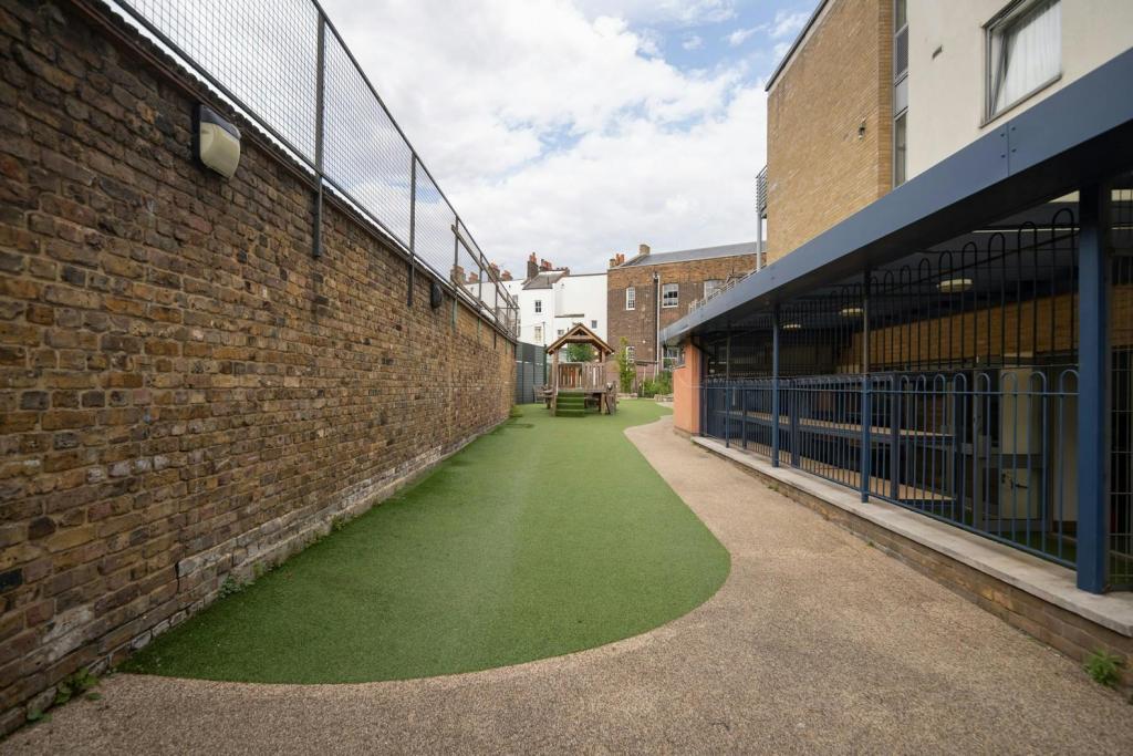 25 Amwell St – Clerkenwell Church Of England Primary School –Schools for Sale,Clerkenwell, London