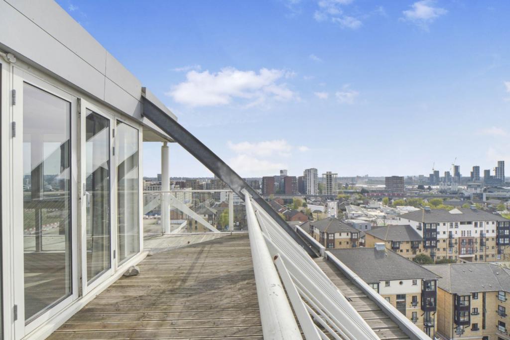2 Bedroom Penthouse for Sale – Eastern Quay, Rayleigh Road, Royal Docks, London