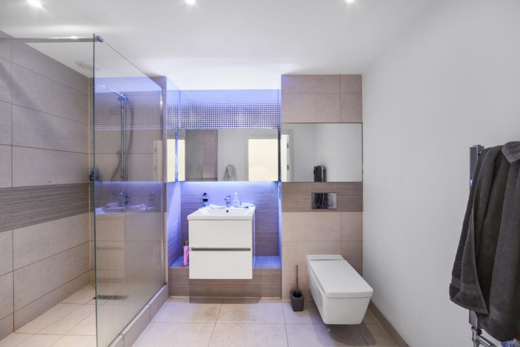 Two-Bedroom Apartment for Sale – Marine Wharf, Royal Victoria Gardens, Surrey Quays, London SE16