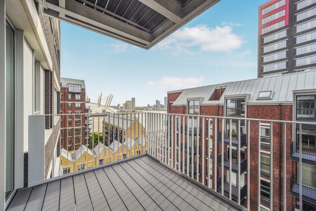 Goodluck Hope Walk, Orchard Place – 2 Bedroom Apartment for Sale – Poplar, London E14