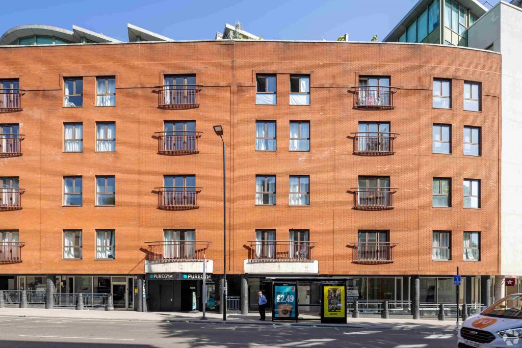 122 Clerkenwell Rd – Shopfront Retail/Residential Unit for Lease – Farringdon, London EC1R 5DL