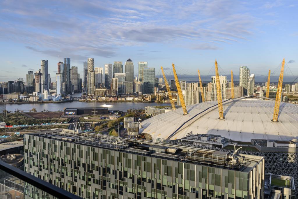 Peninsula Gardens, Chandlers Avenue, Greenwich, London SE10 – Studio Apartment for Sale