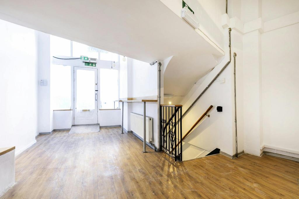 357-363 Goswell Rd–Mixed-Use Retail/Office–3,378 sq ft–£58,500 PA–Islington, London