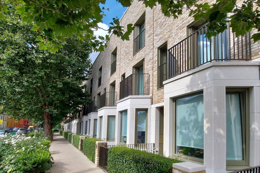 £1,000,000 Asking Price – Modern Townhouse – 3 Bedroom Property for Sale