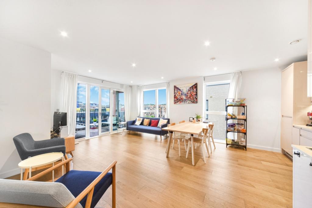 £575,000 Asking Price – Lismore Boulevard, Colindale Gardens – 3 Bedroom Apartment for Sale