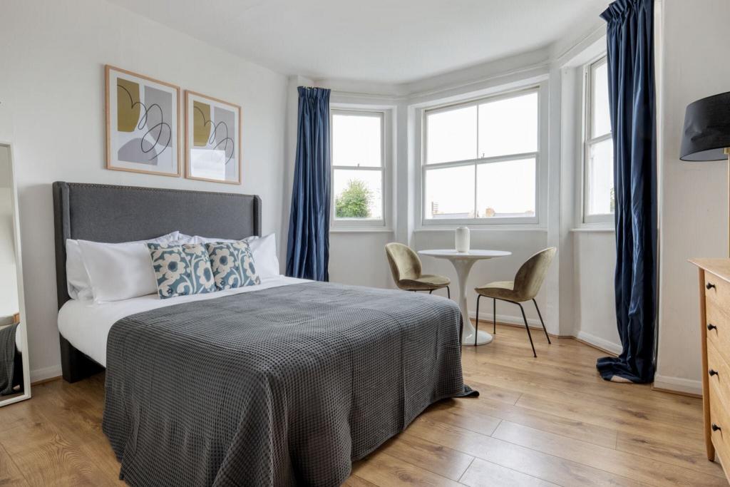 Studio to rent on Colville Gardens, London