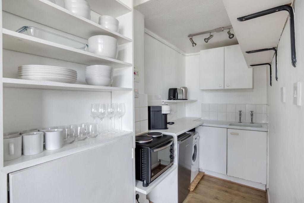 Studio to rent on Colville Gardens, London